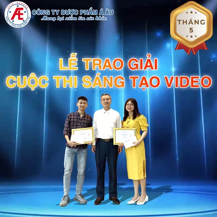 2 nhân sự đạt Giải Nhì cùng Giám đốc Nguyễn Văn Bình.webp